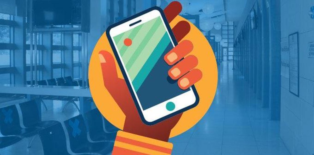 Una persona puede ingresar con teléfonos celulares y relojes inteligentes a la Sección consular