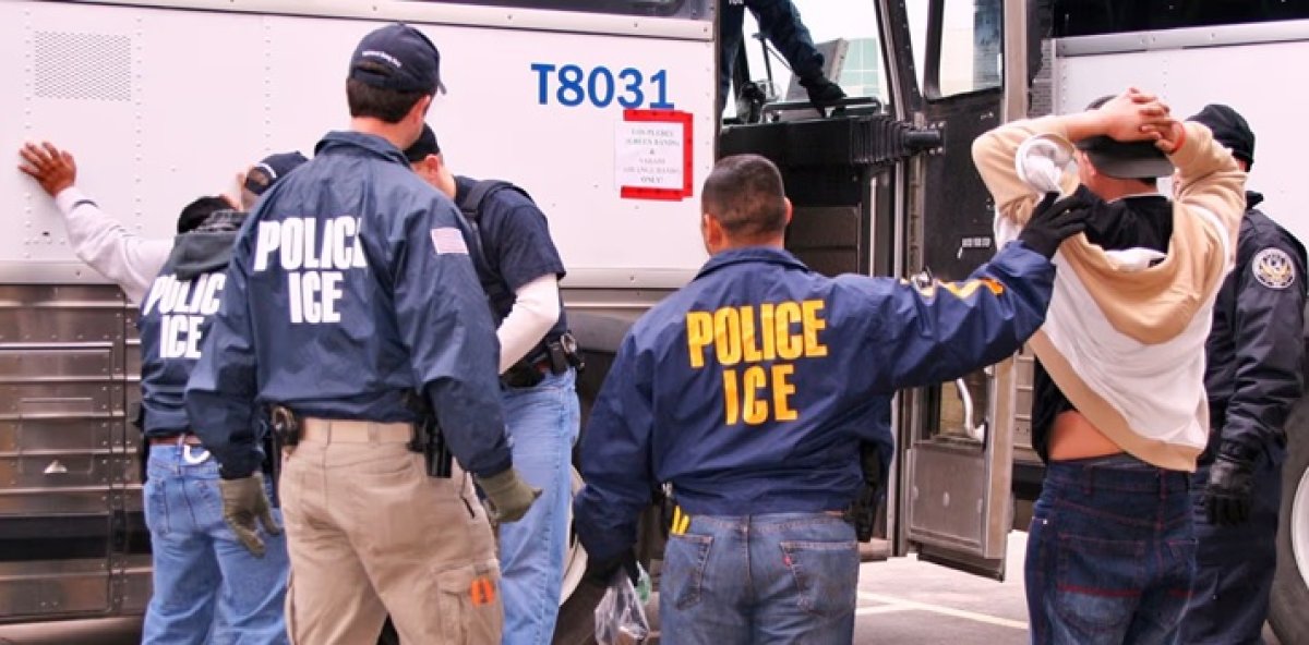 NY será inundada por agentes de inmigración si NYPD no coopera con ICE, dice el «zar de la frontera»