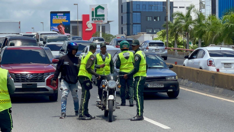Digesett retiene motocicletas durante operativo en elevados y túneles del Gran Santo Domingo