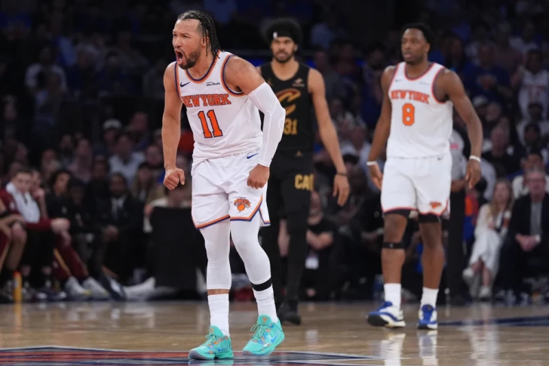 Brunson y Knicks superan déficit de 22 en el cuarto, ganan primero en la serie ante Cavs