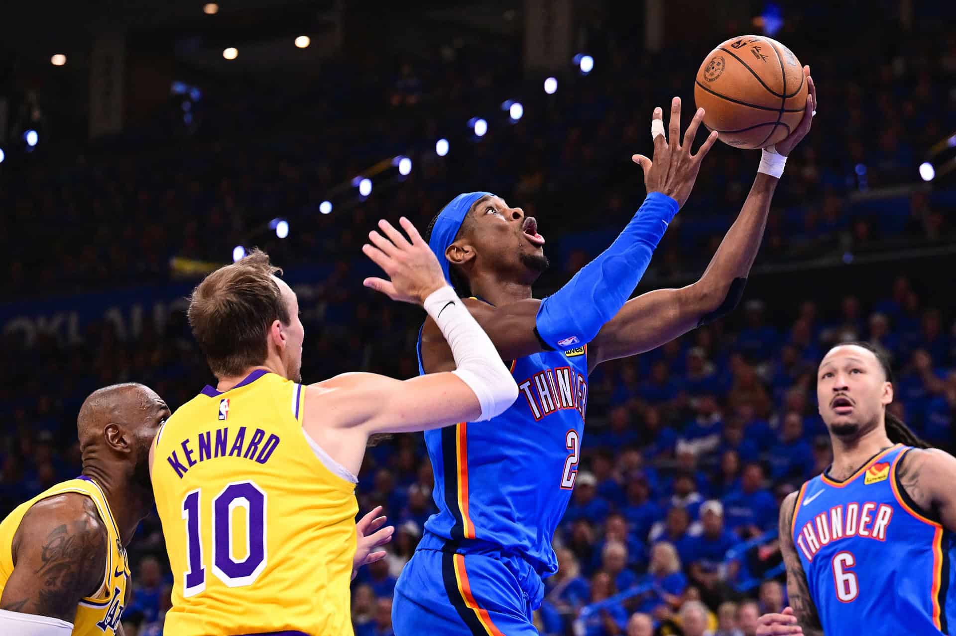 Thunder bajan de la nube a Lakers y Pistons rompen mala racha ante Cavs