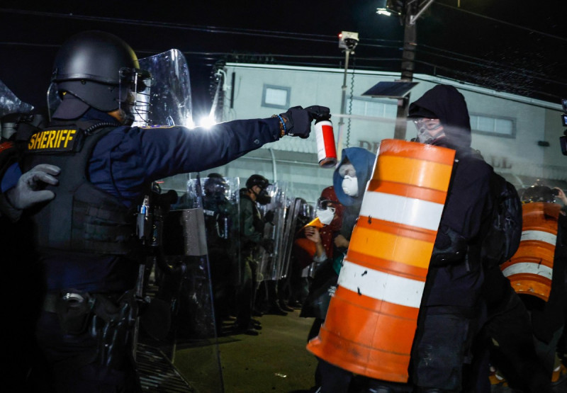 Incidentes por protestas provocan toque de queda alrededor de centro de detención en Newark
