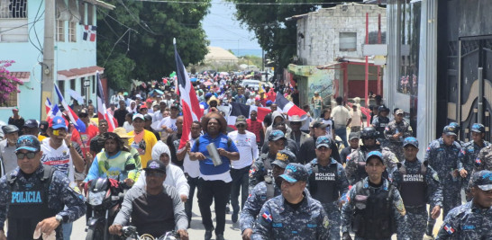 Miles de personas marchan en Barahona en defensa del medioambiente y por obras para el suroeste