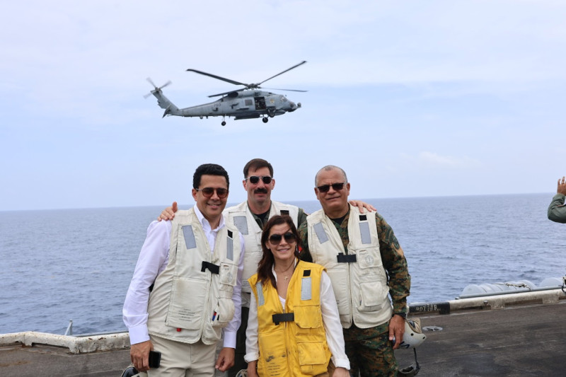 Autoridades dominicanas junto a embajadora Leah Campos visitan portaaviones de Estados Unidos