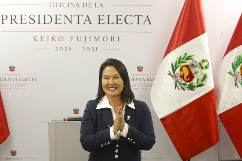 Keiko Fujimori se inviste como presidenta de Perú; noveno cambio de presidente en diez años
