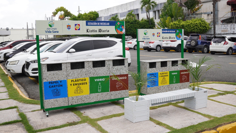 UCNE dona estaciones de reciclaje a Listín Diario para promover la educación ambiental