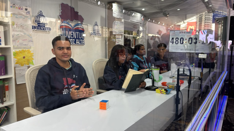 Jóvenes dominicanos logran 480 horas de lectura en voz alta para obtener récord Guinness