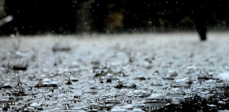 Siguen las fuertes lluvias este martes por vaguada y alertan por oleaje anormal