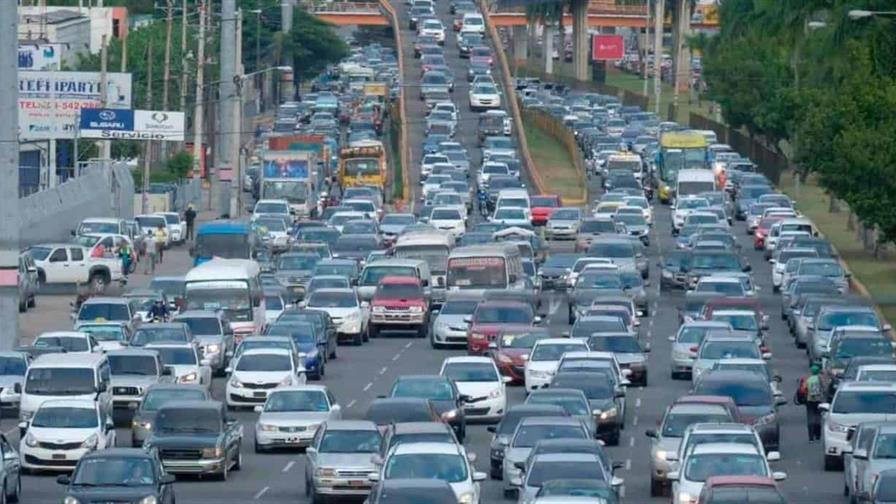 Existen 604 vehículos y 350 motores por cada mil habitantes en RD